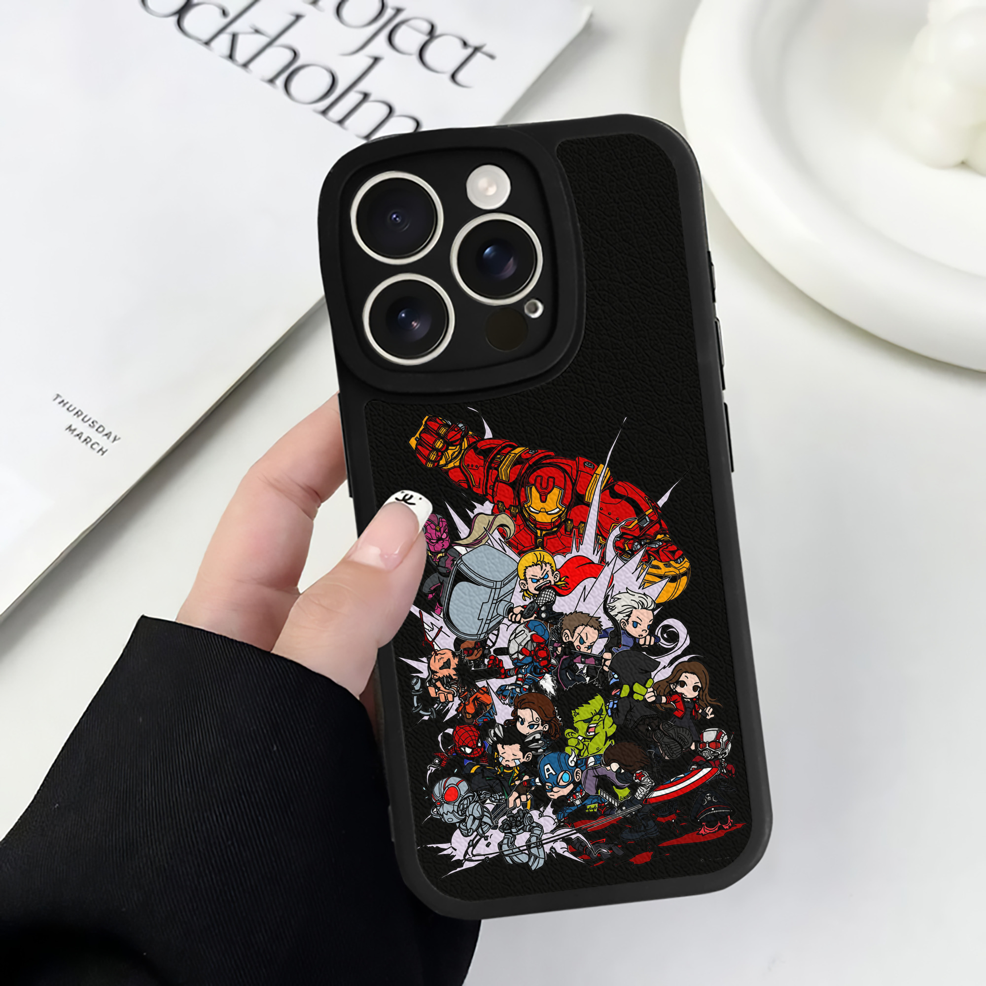 （画像用） アベンジャーズ The Avengers 【iPhone 16シリーズ対応】シリコンスマホケース（レザー調） 材質：シリコン